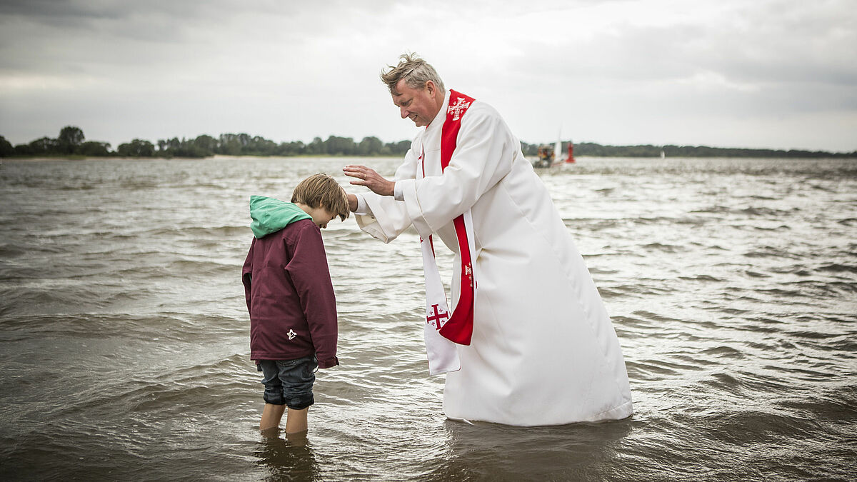 Am Rissener Ufer sind am Sonnabend vor Pfingsten rund 500 Menschen getauft worden.
