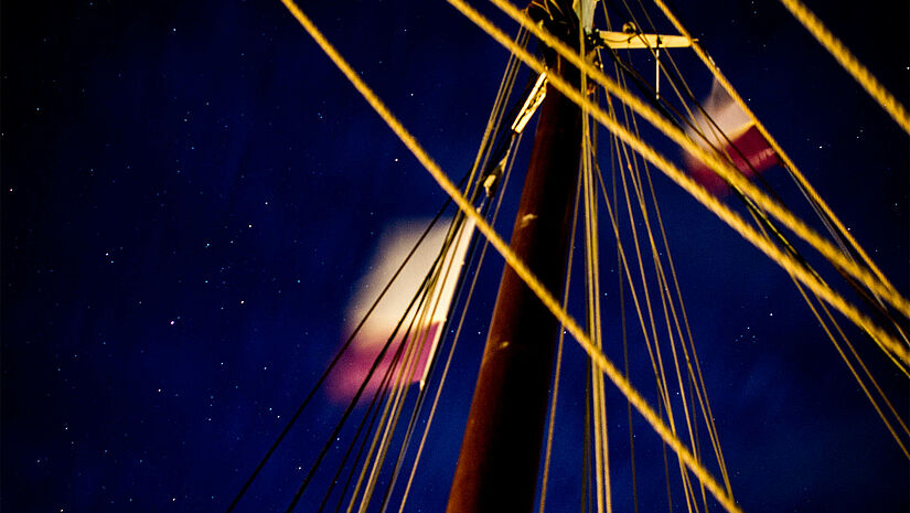 Im Sternenhimmel über dem Nordkirchenschiff weht die Nordkirchen-Fahne im Wind.