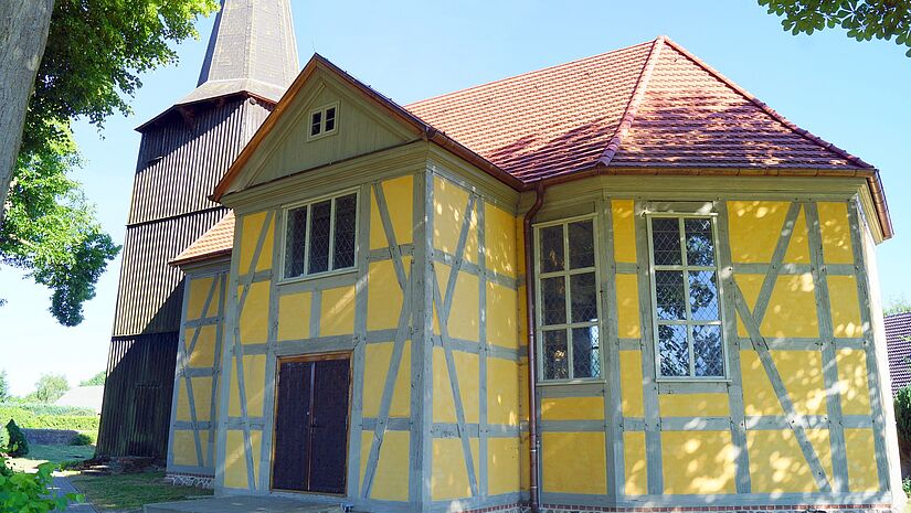 Fachwerkkirche in gelb mit rotem Dach