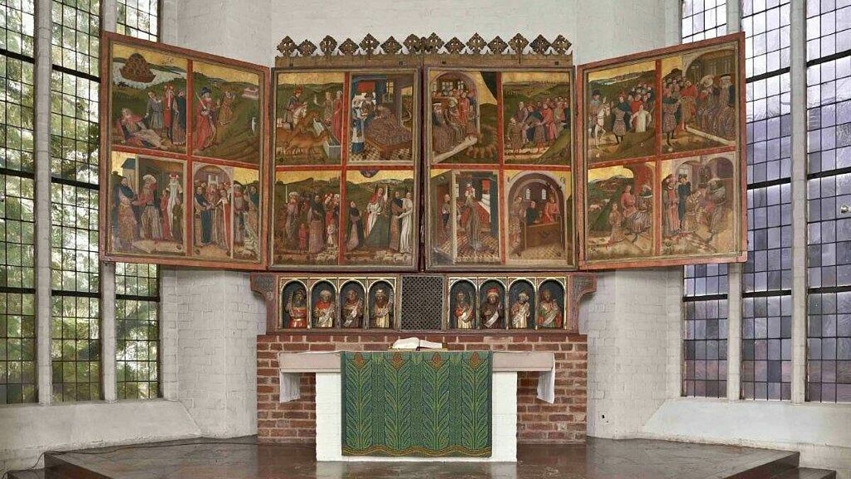 Prunkvoller Klappaltar in der Kieler St. Nikolai-Kirche