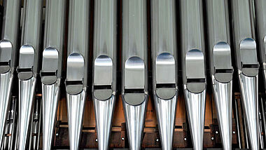 Damit die Pfeifen einer Orgel klingen, benötigen sie eine Zufuhr von komprimierter Luft – den "Orgelwind". 