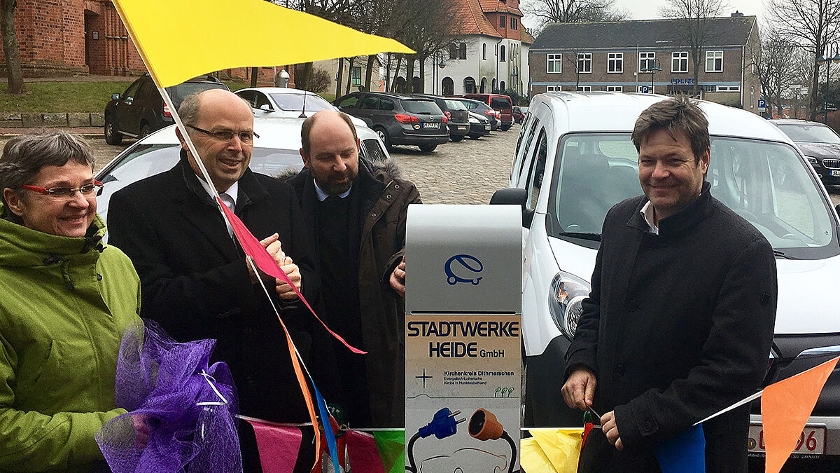 Das Land Schleswig-Holstein und die evangelische Nordkirche wollen das Tempo beim Ausbau der E-Mobilität deutlich steigern. Dies haben Umweltminister Robert Habeck (Grüne) und der Schleswiger Bischof Gothart Magaard am Mittwoch (8.2.2017) in Meldorf (Kreis Dithmarschen) angekündigt. Dort weihten sie die erste öffentlich zugängliche Ladestation der Kirche in unmittelbarer Nähe des Doms ein. 

