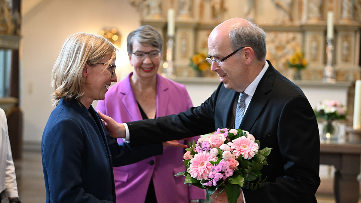 Nach der Wahl gehörte Bischof Gothart Magaard zu den ersten Gratulanten