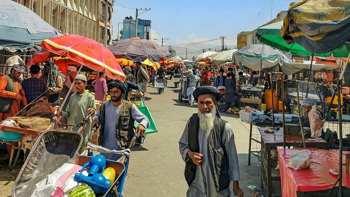 Menschen auf einem Markt in Afghanistan. Das Land am Hindukusch zählt zu den ärmsten Ländern weltweit.