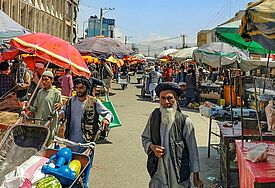 Menschen auf einem Markt in Afghanistan. Das Land am Hindukusch zählt zu den ärmsten Ländern weltweit.