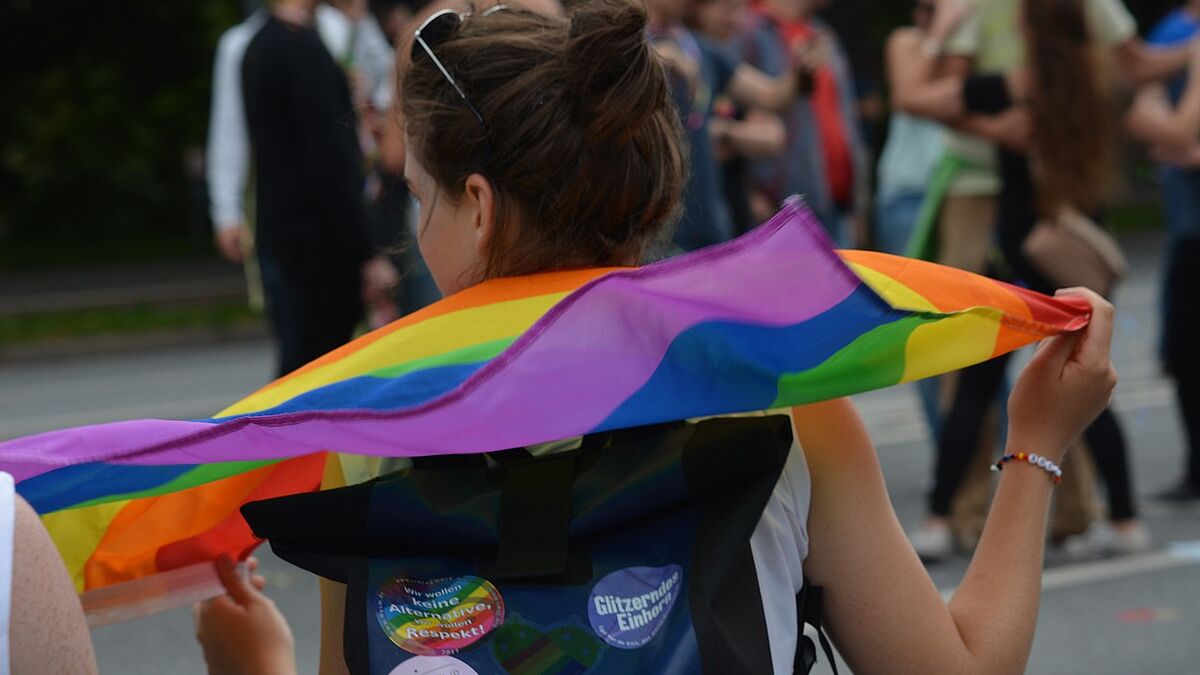 Beim CSD geht es darum, die Vielfalt zu feiern. Was zählt, ist die Liebe. Aus Sicht der Nordkirche ist jeder Mensch ist einzigartig und ein Geschenk Gottes. 