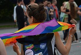 Frau mit Regenbogenflagge auf der Demo 