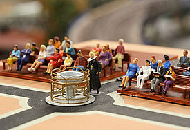 Im Mini-Format ist der evangelische Kirchentag in Hamburgs "Miniatur Wunderland bereits eröffnet - das Foto zeigt Bischöfin Fehrs, die als 1,8 cm große kleine Figur mit Ornat und Halskrause gefertigt wurde.