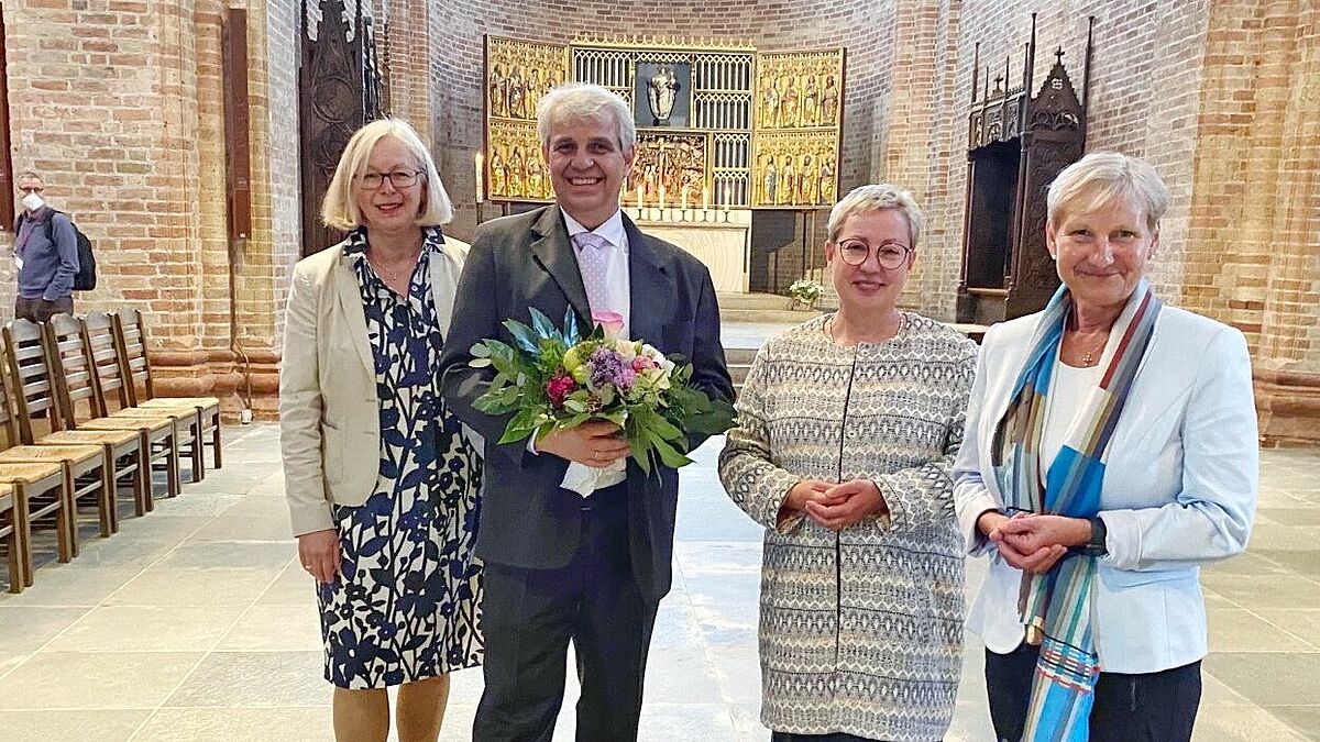 Philip Graffam ist neuer Propst im Kirchenkreis Lübeck-Lauenburg. Synoden-Präses Katrin Thomas (v.li), Pröpstin Petra Kallies und Bischöfin Kirsten Fehrs gratulieren nach der Wahl im Ratzeburger Dom. 