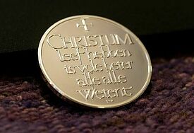 Auf der Rückseite der Bugenhagenmedaille steht aus dem Plattdeutschen übersetzt geschrieben: Christus liebhaben ist viel besser als allwissend zu sein.