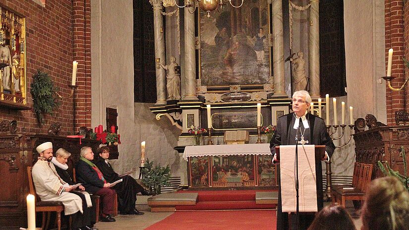 Beim interreligiösen Gottesdienst in St. Nicolai mit Propst Philipp Graffam (spricht), Bischöfin Kirsten Fehrs, dem Imam der Möllner Moschee und zahlreichen Politiker:innen stand ein Gedanke im Mittelpunkt: Nie wieder.