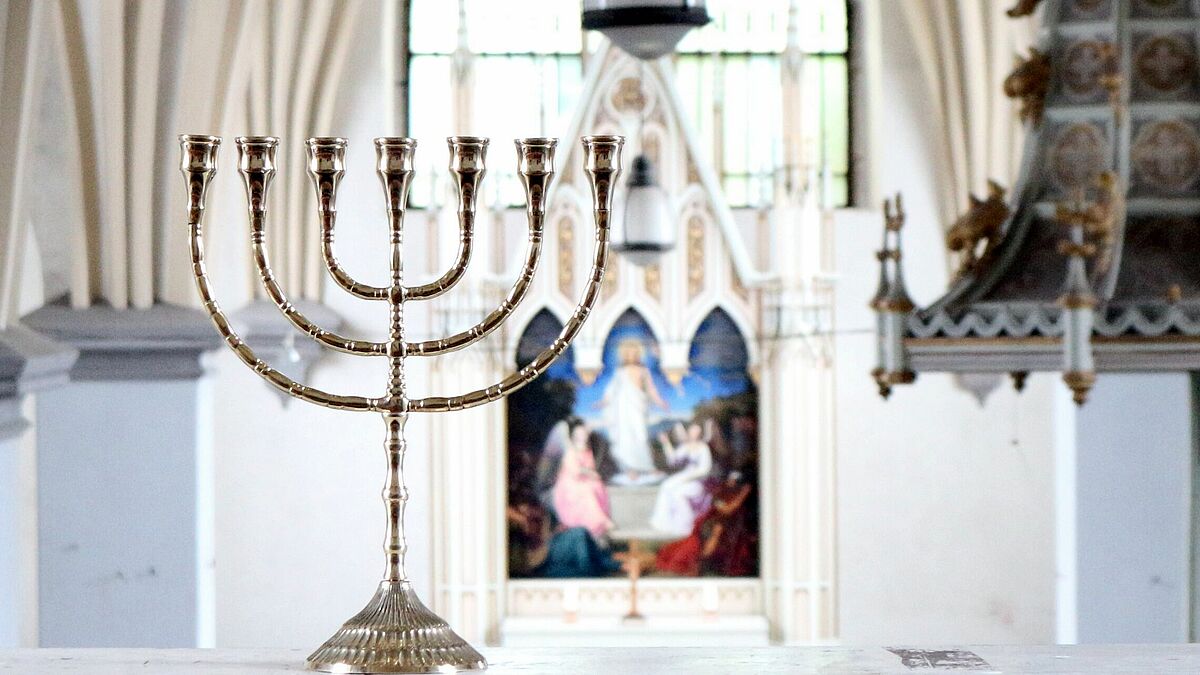 Die Menora in der Pasewalker Nikolaikirche. Der siebenarmige Leuchter zählt zu den bedeutendsten religiösen Symbolen des Judentums. 