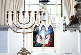 Die Menora in der Pasewalker Nikolaikirche. Der siebenarmige Leuchter zählt zu den bedeutendsten religiösen Symbolen des Judentums. 