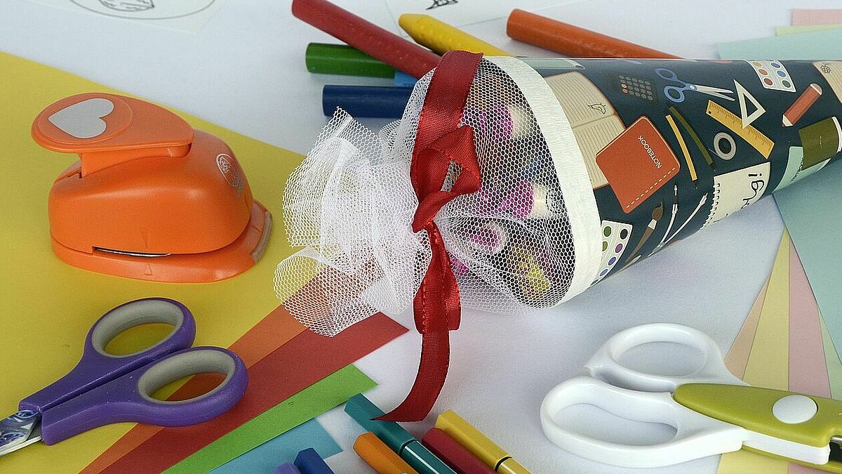 Zum Schulstart sollen alle Kinder gut ausgestattet sein. Die Diakonie-Stiftung "MitMenschlichkeit" sammelt deshalb Zuckertüten und Schreibmaterial. 
