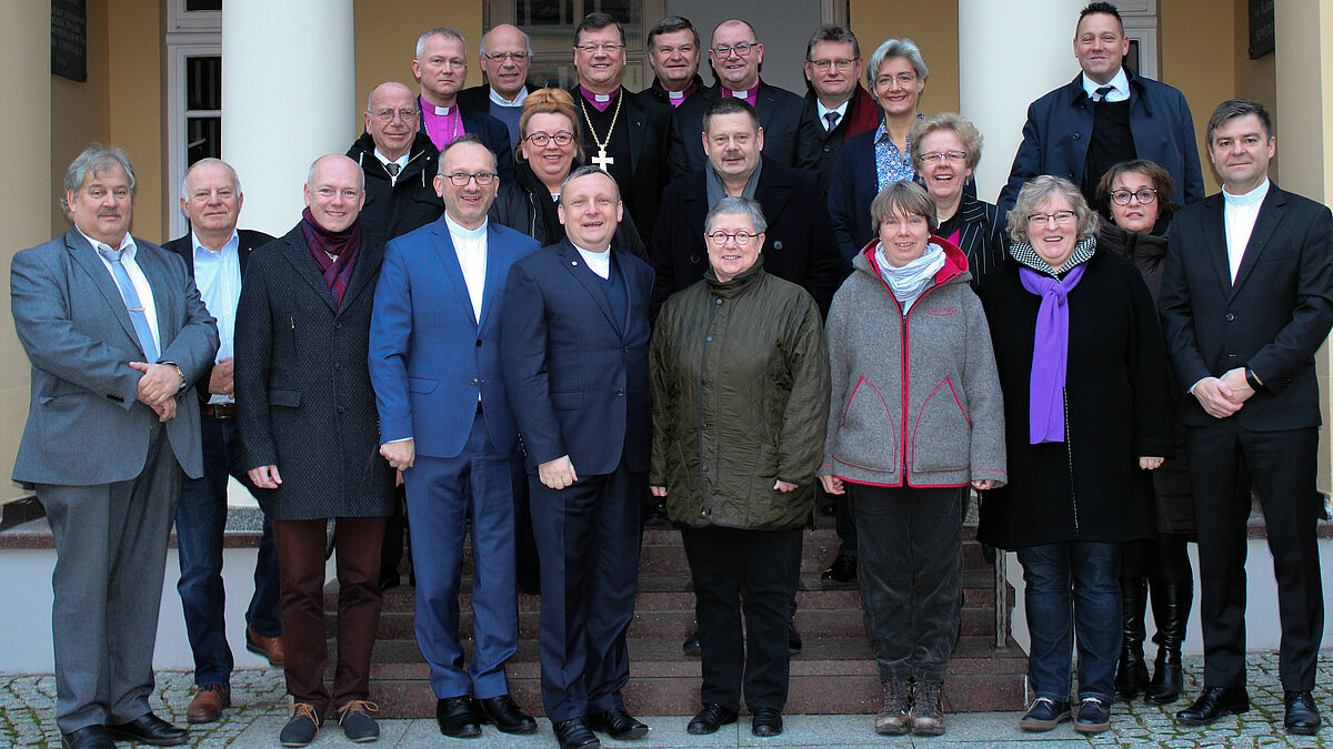Dreitägige Konsultation in Danzig: Vertreterinnen und Vertreter der Nordkirche treffen die polnische Partnerkirche. Die Bischöfe stehen in der obersten Reihe (v.l.): Bischof Marcin Hintz, Landesbischof Gerhard Ulrich, Bischof Hans-Jürgen Abromeit, Bischof i.R. Ryszard Bogusz, Bischof Waldemar Pytel und der leitende Bischof Jerzy Samiec.  
