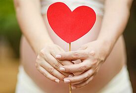 Babybauch mit Herz