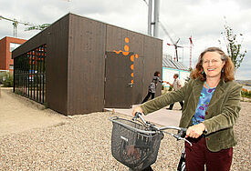 Pastorin Antje Heider-Rottwilm vor der Ökumenische Kapelle des Vereins "Die Brücke", die jetzt zu verschenken ist. (c) epd-Bild, Wallocha