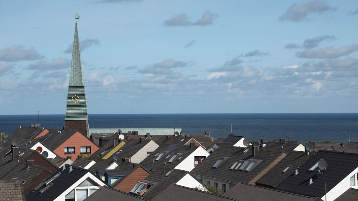 Blick über die Dächer Helgolands mit Kirchturm.
