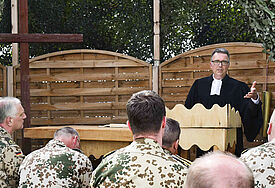 Bei den Soldaten: Militärbischof Sigurd Rink bei einem Besuch des Bundeswehrcamps Castle auf Zypern. Die Blauhelmsoldaten setzen sich für Frieden in der Grenzregion zwischen Israel und dem Libanon ein