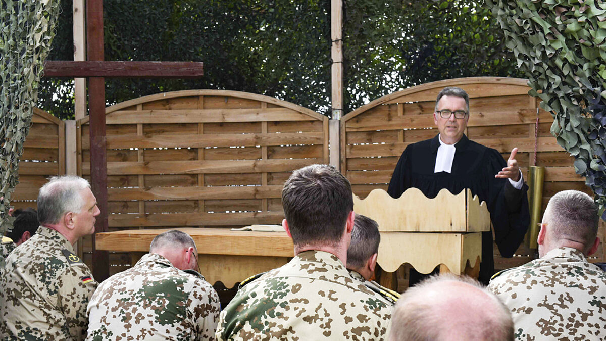 Bei den Soldaten: Militärbischof Sigurd Rink bei einem Besuch des Bundeswehrcamps Castle auf Zypern. Die Blauhelmsoldaten setzen sich für Frieden in der Grenzregion zwischen Israel und dem Libanon ein