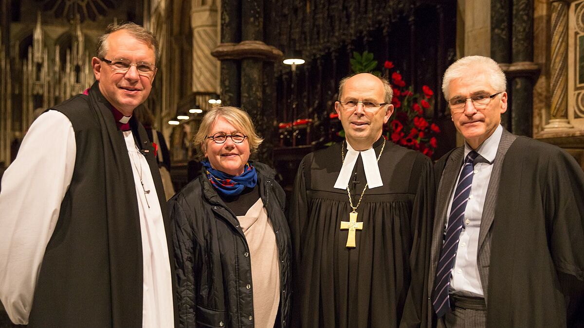Bischof Paul Butler (links), Bischof Gothart Magaard, Kirchenleitungsmitglied Margrit Semmler und Diözesansekretär Andrew Thurston nach der Unterzeichnung der Partnerschaftsvereinbarung