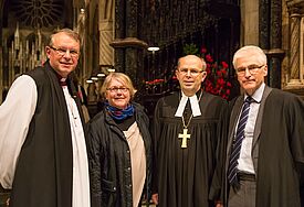 Bischof Paul Butler (links), Bischof Gothart Magaard, Kirchenleitungsmitglied Margrit Semmler und Diözesansekretär Andrew Thurston nach der Unterzeichnung der Partnerschaftsvereinbarung