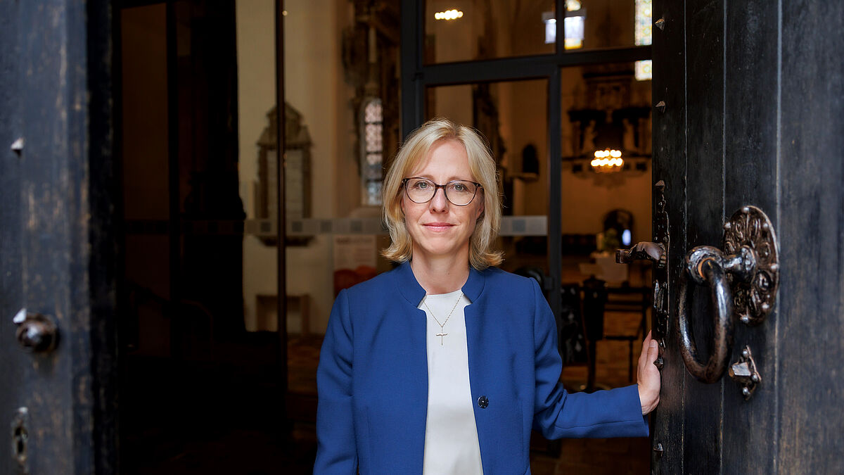 Bischöfin Nora Steen am Südportal des Schleswiger Doms,2024