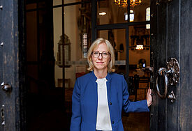 Bischöfin Nora Steen am Südportal des Schleswiger Doms