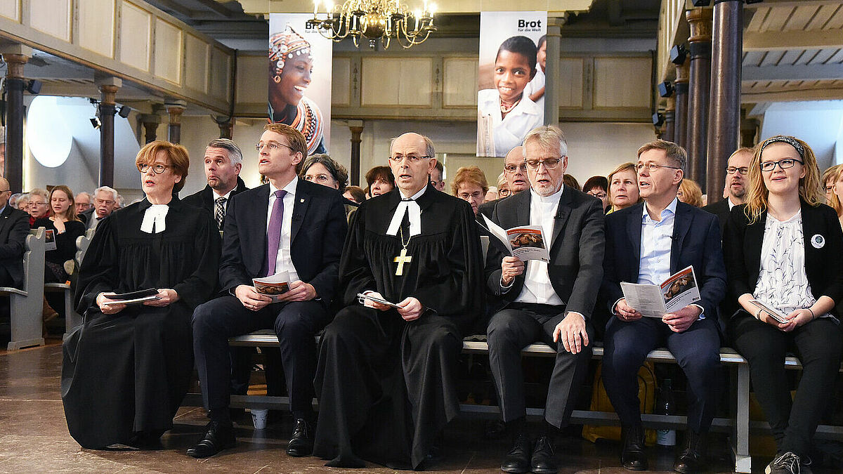 Eröffnung der Spendenaktion von "Brot für die Welt" am 1.12.2019 mit Cornelia Füllkrug-Weitzel, Präsidentin des Hilfswerks; der schleswig-holsteinische Ministerpräsident Daniel Günther (CDU),  der Schleswiger Bischof Gothart Magaard, der Generalsekretaer des Lutherischen Weltbundes (LWB), Martin Junge,  Landespastor Heiko Naß und Ann-Kathrein Gräning 