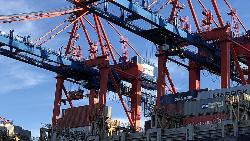 Containerschiff im Hamburger Hafen Containerschiff im Hamburger Hafen