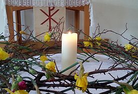 Geschmückte Dornenkrone in der Kirche Neustrelitz-Kiefernheide.