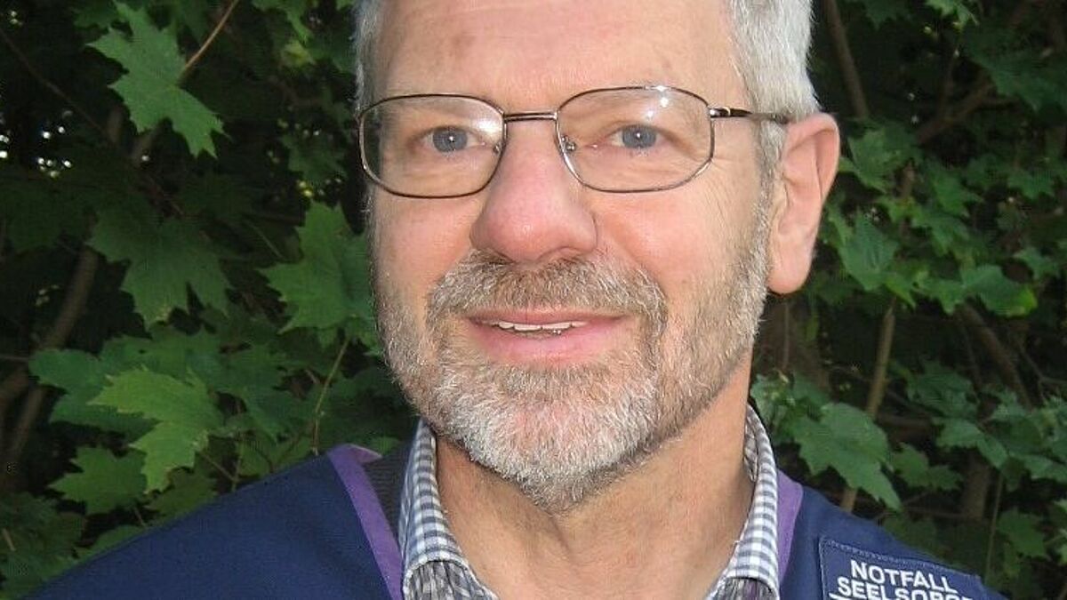 Er geht dorthin, wo dringend "Erste Hilfe für die Seele" benötigt wird: Pastor Hartmut Sölter ist neuer Notfallseelsorger im Kirchenkreis Hamburg-Ost. 
