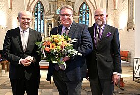 Bischof Gothart Magaard mit dem wiedergewählten Propst Dirk Süssenbach (Mitte) und Präses Peter Wendt (rechts).