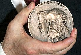 Buber-Rosenzweig-Medaille: Ausgezeichnet werden Personen, Institutionen oder Initiativen, die sich um die Verständigung zwischen Christen und Juden verdient gemacht haben.