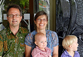 Familienfoto auf den Fidschi-Inseln: Pastor Anton Knuth mit Ehefrau Andrea und den Söhnen Johannes und Frido