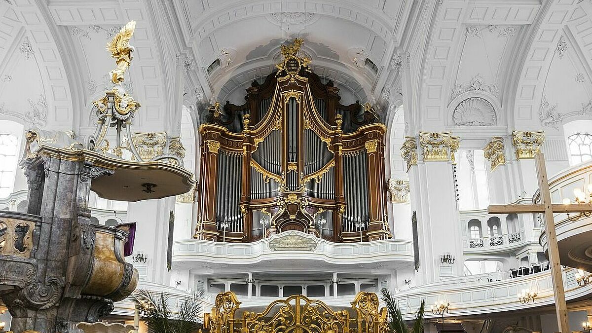 Die Hamburger Hauptkirche St. Michaelis ist den meisten Besuchern als Michel bekannt. Insgesamt sechs Orgeln sorgen für einzigartige Klangerlebnisse im Gebäude.