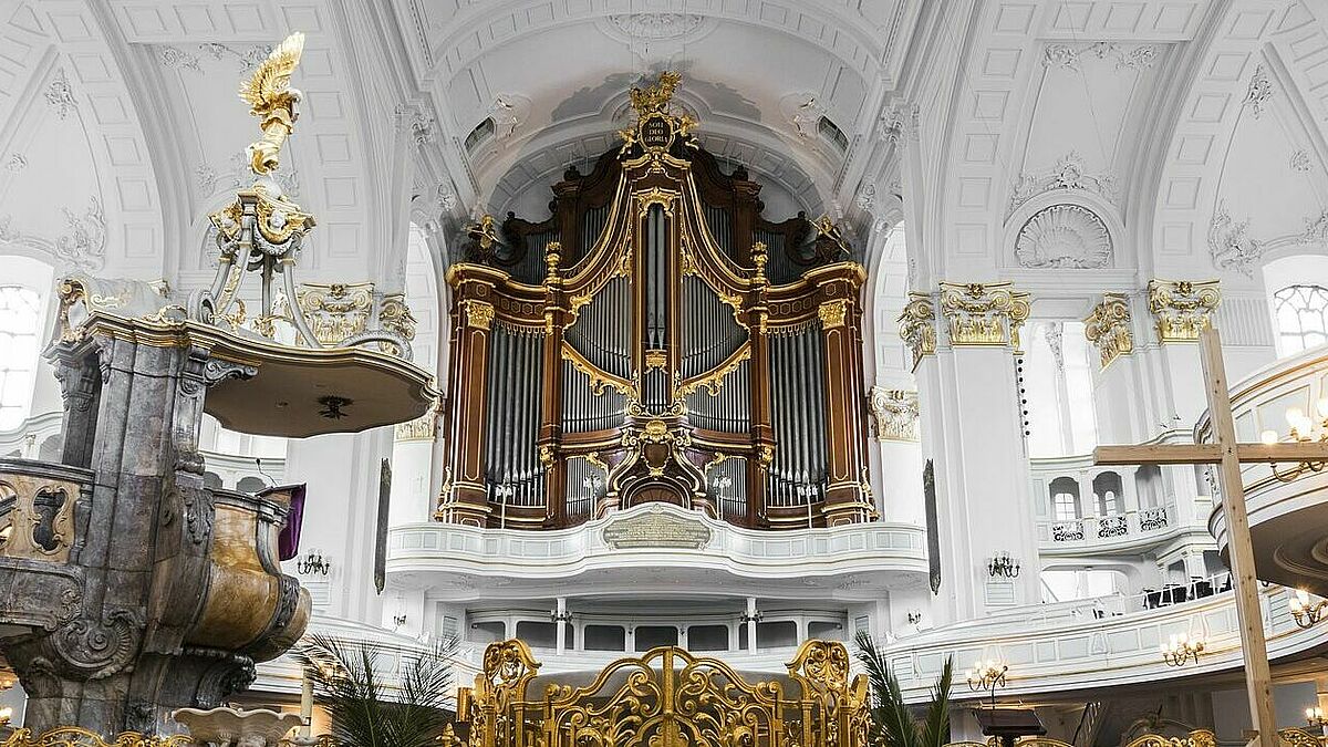 Die Hamburger Hauptkirche St. Michaelis ist den meisten Besuchern als Michel bekannt. Insgesamt sechs Orgeln sorgen für einzigartige Klangerlebnisse im Gebäude.