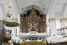 Die Große Orgel auf der Westempore im Hamburger Michel mit ihren 6.697 Pfeifen.
