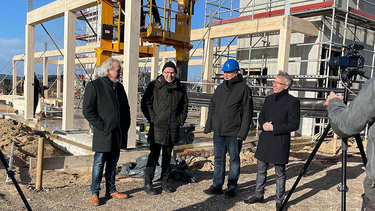 Bischof Gothart Magaard informierte sich für das Schwerpunktthema Klima intensiv über den Neubau des Kirchenkreises Plön-Segeberg nach konsequent nachhaltigen Kriterien