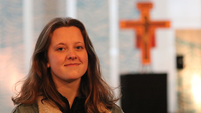 Ida arbeitet als ehrenamtliche Helferin beim Taizé-Treffen. Ida arbeitet als ehrenamtliche Helferin beim Taizé-Treffen.