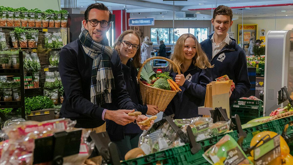 Helfen in der Nachbarschaft: Pastor Jonathan Ide (v.l.), Julia Rasche, Lucy Wegner, Janos von Kiedrowski.