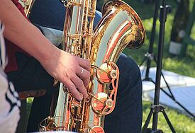 Saxophonspieler auf Rasen