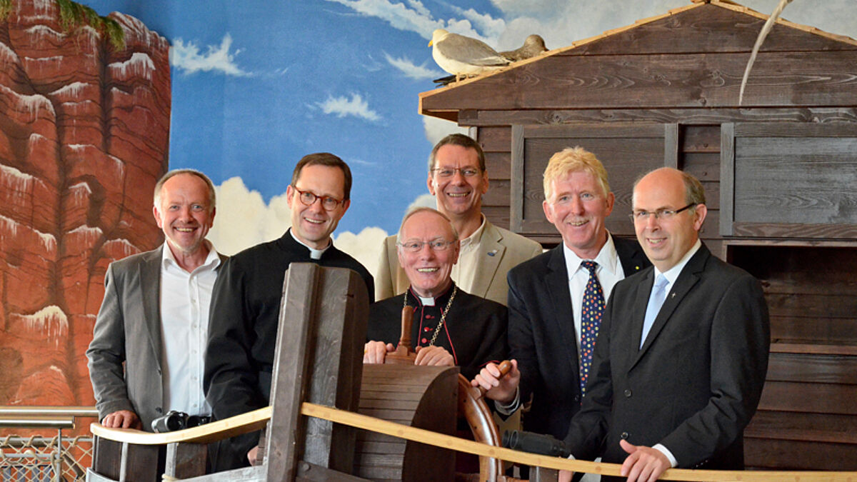 Gothart Magaard (r.) mit Erzbischof Dr. Werner Thissen (3.v.r.), Pfarrer Dr. Ulrich Hoppe (4.v.r.) und Vertretern der Schutzstation Wattenmeer und des Nationalparks Wattenmeer in Hörnum