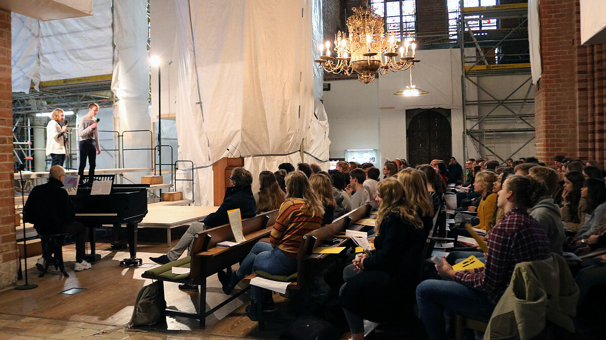 Buß- und Bettagsgottesdienst im Schleswiger Dom: Schüler thematisieren Umwelt- und Klimaschutz in Spielszenen. Foto: Wendt/Nordkirche