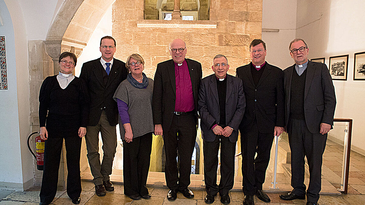 V.l.n.r.: Pastorin Hanna Lehming, Pastor Dirk Schulz, Margrit Semmler (Mitglied der Ersten Kichenleitung), Landesbischof Gerhard Ulrich, Bischof Munib Younan, Bischof Dr. Hans-Jürgen Abromeit (Sprengel Mecklenburg und Pommern), Dr. Klaus Schäfer (ZMÖ)
