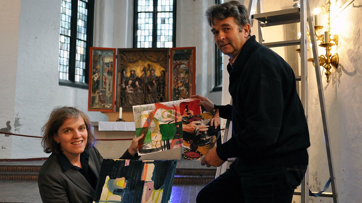 Hauptpastorin Astrid Kleist und Axel Richter vom Kunsthaus am Schüberg in St. Jacobi mit Exponaten der Kunstaktion, die die Akademiewoche am Reformationstag eröffnen wird 