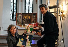 Hauptpastorin Astrid Kleist und Axel Richter vom Kunsthaus am Schüberg in St. Jacobi mit Exponaten der Kunstaktion, die die Akademiewoche am Reformationstag eröffnen wird