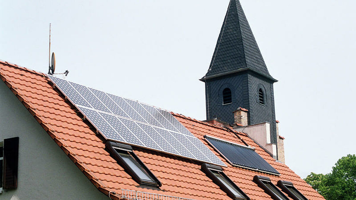 Die Erträge aus der Stiftung sollen kirchlichen Projekten zugute kommen: zum Beispiel für Solaranlagen oder die energetische Sanierung von Pfarrhäusern (Symbolbild)