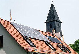 Kirche St. Konrad in Wandlitz (Brandenburg). Photovoltaikanlage und Warmwasserbereitungsanlage auf dem Pfarrhausdach.