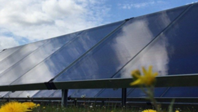 Die Solarthermieanlage mit rund 40 Quadratmetern am Rande des Parkplatzes der Gemeinde sorgt für warmes Wasser in Pastorat und Kindergarten 